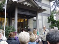 DSC7622  Maison du Japon. Evocation de la gestion du parc par notre deuxième guide, un terrain de 33 ha qui emploie 12 jardiniers à temps plein.