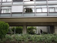 DSC7653  L&#39;immeuble est sur pilotis de façon à ne pas interrompre la trame verte et la circulation des personnes.