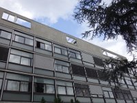 DSC7654  La façade est libre. Tout est vitré. Dans les années 50, les parties opaques ont été ajoutées.Au sommet, des studios alternent avec des terrasses.