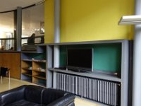 DSC7658  Les piliers, le  radiateur, les étagères sont intégrés au mur de séparation.