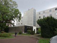 DSC7663  Pour finir, la Fondation suisse construite en 1931 par le Corbusier et Jeannneret, architecture qui contraste fortement avec celle des autres bâtiments de la Cité pourtant de la même époque. Ici trois volumes, au premier plan les locaux collectifs, puis les escaliers puis les logements.