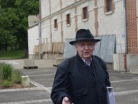 DSC3658  ...sous la conduite de notre collègue Bernard Pharisien, instituteur retraité, militant au SNI et à la FEN. Originaire d'Essoyes et apparenté à la famille Renoir,  il consacre, depuis 20 ans, sa retraite aux Renoir et autres célébrités d'Essoyes.