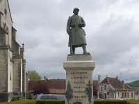 DSC3671  Le sculpteur Louis Morel, un des praticiens de Renoir, a réalisé le monument aux morts. Le soldat est son autoportrait.