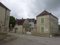 DSC3678  La maison Renoir est en arrière plan. De très nombreuses maisons sont à vendre à Essoyes, la population était de plus de 1800 habitants au milieu du 19 ème siècle. Elle est actuellement 708 habitants.