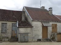 DSC3685  En 1888, avant de devenir propriétaire à Essoyes, Renoir a habité avec Aline Charigot et leur fils Pierre, la petite maison de gauche.