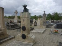 DSC3690  Les deux tombes de la famille Renoir. Au premier plan, le buste du peintre. Celui de sa femme qui ornait la tombe de derrière a été dérobé.