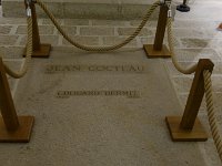 DSC6542  Jean Cocteau décédé le 11 octobre 1963 repose depuis le 23 avril 1964 dans la chapelle. Son compagnon Edouard Dermit décédé le 15 mai 1995 est enterré à ses côtés.