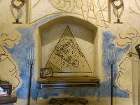 DSC6543  Mur du fond, derrière l'autel, dans le triangle, le Christ aux épines. De chaque côté, profils des anges gardiens de l'autel