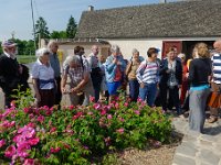 DSC0065 DxO  Rendez-vous à l'office du tourisme de Provins qui est en dehors de la ville. Premier contact avec notre guide Margot, et les roses, spécialité de la ville de Provins.