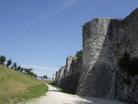 DSC3858  Les tours sont de toutes formes. Les ramparts n'avaient pas qu'un rôle défensif, ils servaient à mettre en valeur  la puissance des comtes de Champagne.