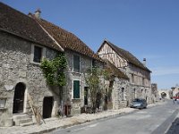 DSC3872  La rue de Jouy, large déjà à l'époque car elle permettait le passage des carrioles des marchands et l'installation d' échoppes sur les bas-côtés.