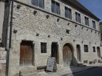 DSC3877  La Grange aux dîmes. Antérieure à 1176, c'est un exemple rare de maison médiévale construite toute en pierre. Elle était louée aux marchands qui venaient pour les foires de Champagne. Les dîmes n'y furent engrangées qu'à partir du 15ème siècle.
