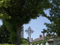 DSC3917  L'église inachevée et disproportionnée aurait dû venir jusqu'à cette croix.