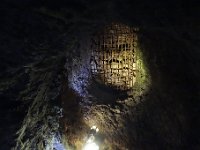 DSC3946  Un puits permettant l'accès à l'extérieur. Lorsque l'exploitation fut abandonnée, les carrières servirent de caves pour les marchands, de cachette, de prison...