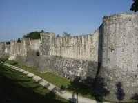 DSC3981  Malgré le fort contingent de cartographes dans le groupe, la fatigue aidant sans doute, nous refîmes au retour le chemin de l'aller. Ce qui nous a permis d'admirer les ramparts au soleil couchant...